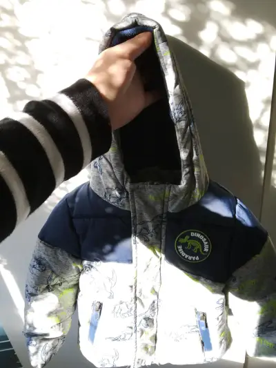 Chaqueta infantil con diseño de dinosaurios - miniatura 2