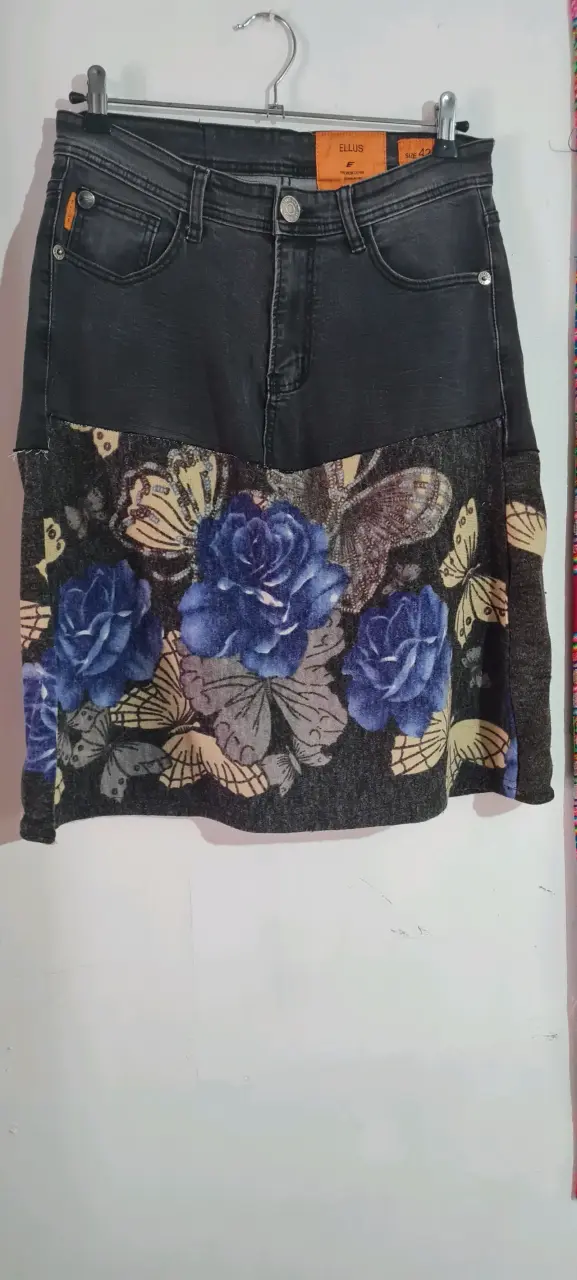 Falda mezclilla gris intervenida con flores Ellus - 1