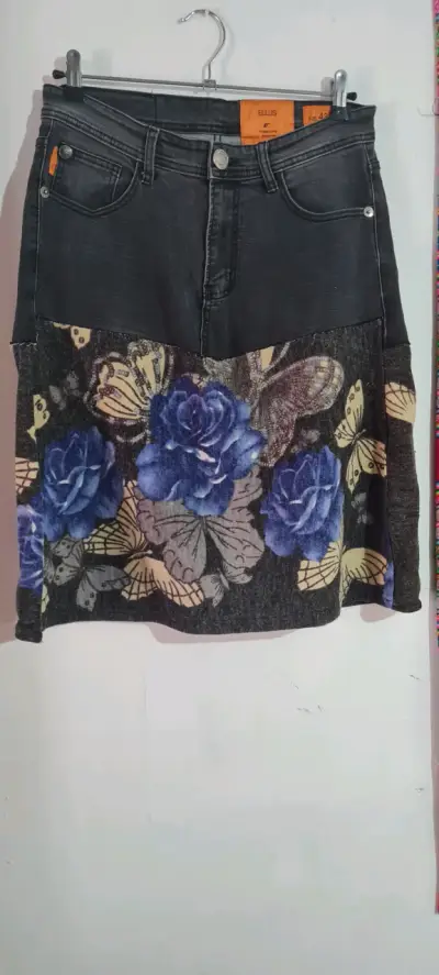 Falda mezclilla gris intervenida con  flores Ellus - miniatura 1
