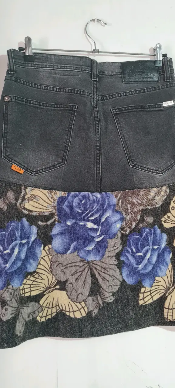 Falda mezclilla gris intervenida con flores Ellus - 2