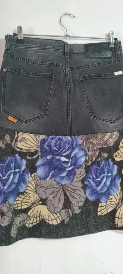 Falda mezclilla gris intervenida con  flores Ellus - miniatura 2