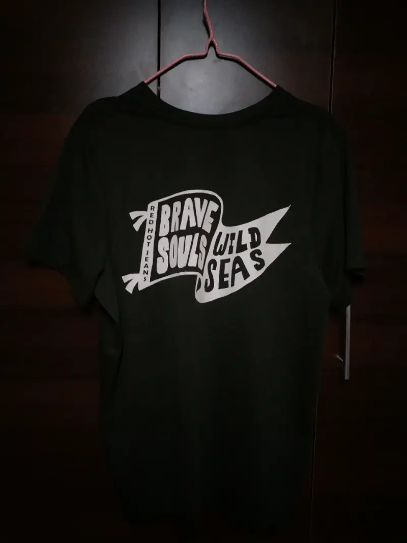 Polera negra Adventure con diseño trasero - 2