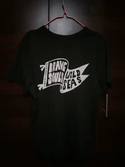 Polera negra Adventure con diseño trasero - miniatura 2
