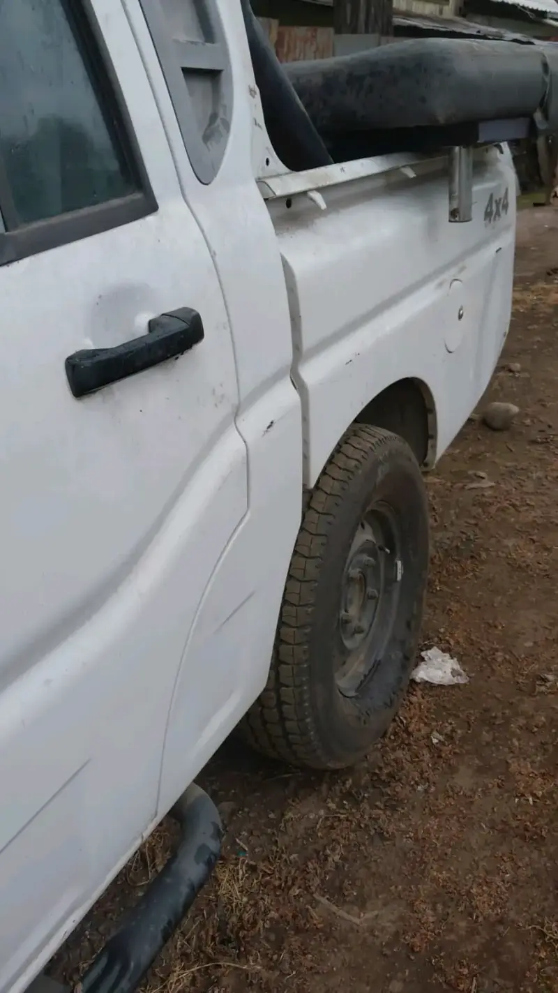 Camioneta Mahindra 4x4 blanca , no está funcionand - 1