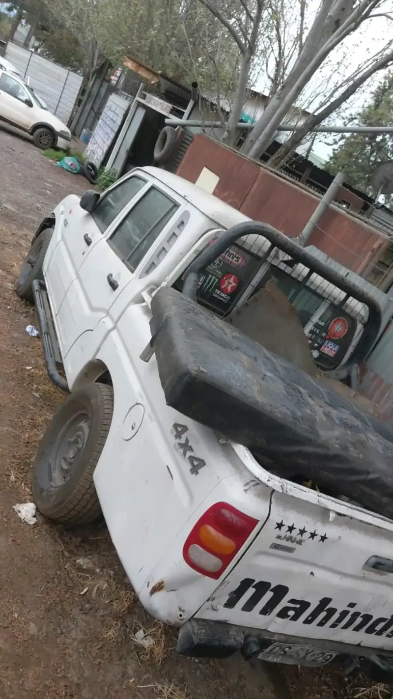 Camioneta Mahindra 4x4 blanca , no está funcionand - 2