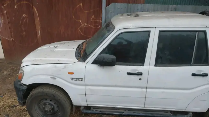 Camioneta Mahindra 4x4 blanca , no está funcionand - 3