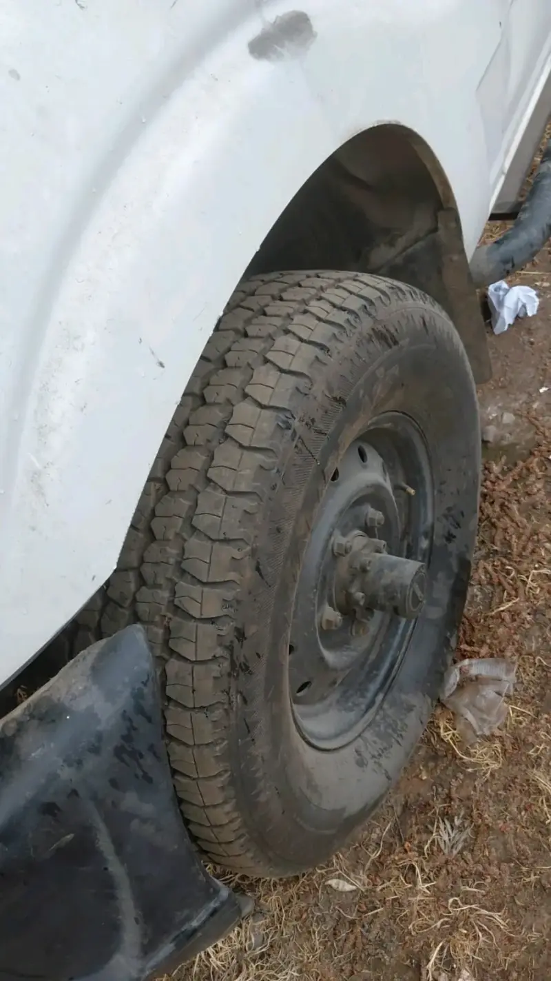 Camioneta Mahindra 4x4 blanca , no está funcionand - 4