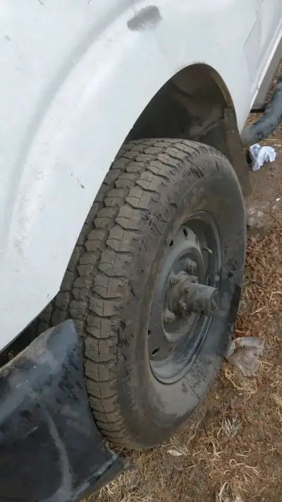 Camioneta Mahindra 4x4 blanca , no está funcionand - miniatura 4