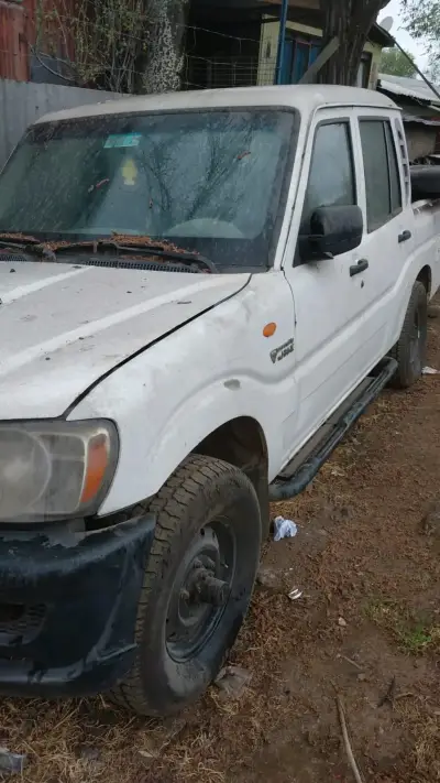 Camioneta Mahindra 4x4 blanca , no está funcionand - miniatura 5