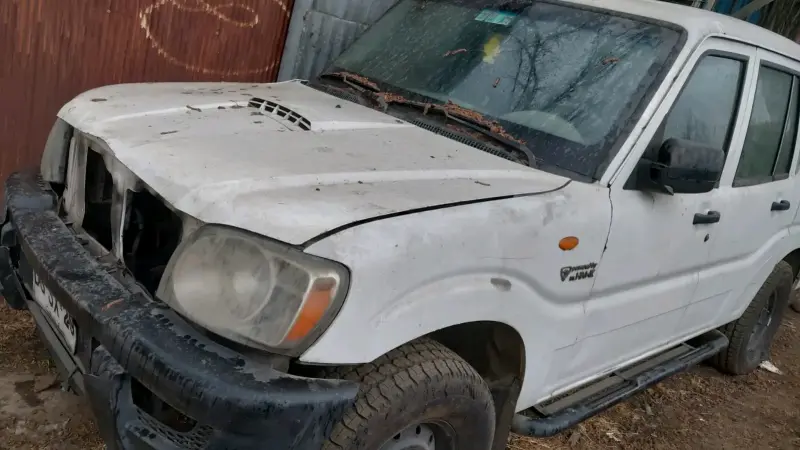 Camioneta Mahindra 4x4 blanca , no está funcionand - 6