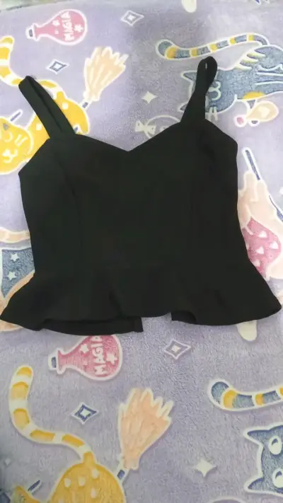 Top negro con tirantes y volantes - miniatura 1