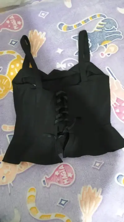 Top negro con tirantes y volantes - miniatura 2