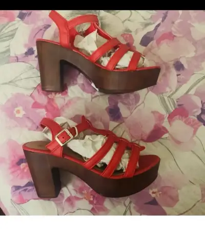 Sandalias de tacón alto rojas con plataforma - miniatura 1