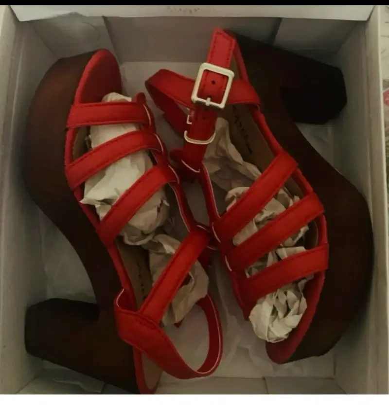 Sandalias de tacón alto rojas con plataforma - 2