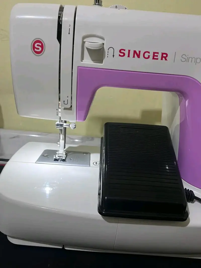 Máquina de Coser Singer Simple con Accesorios - 5