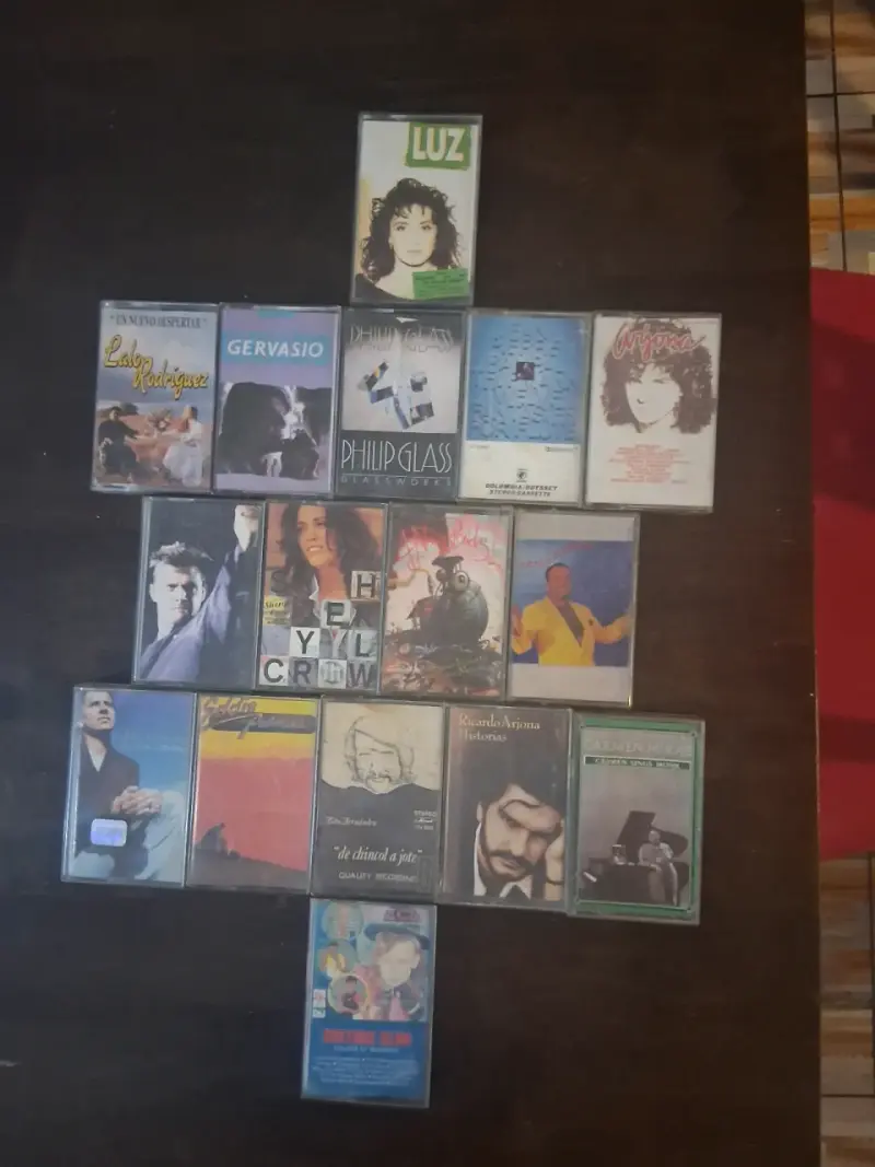 Colección de cassettes de música variada