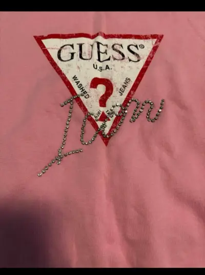 Polerón rosa Guess con logo frontal - miniatura 2