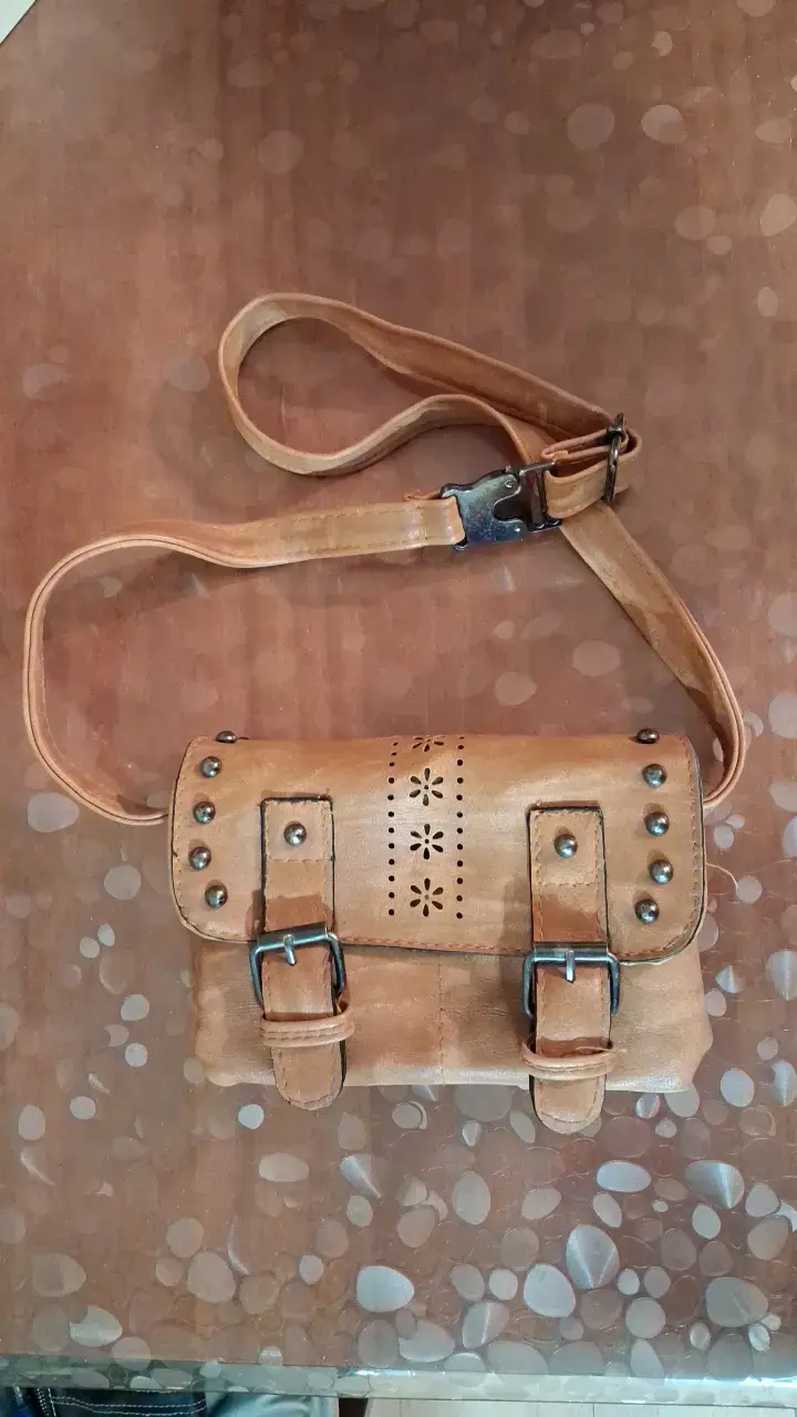 Cartera bandolera de cuero marrón con tachas