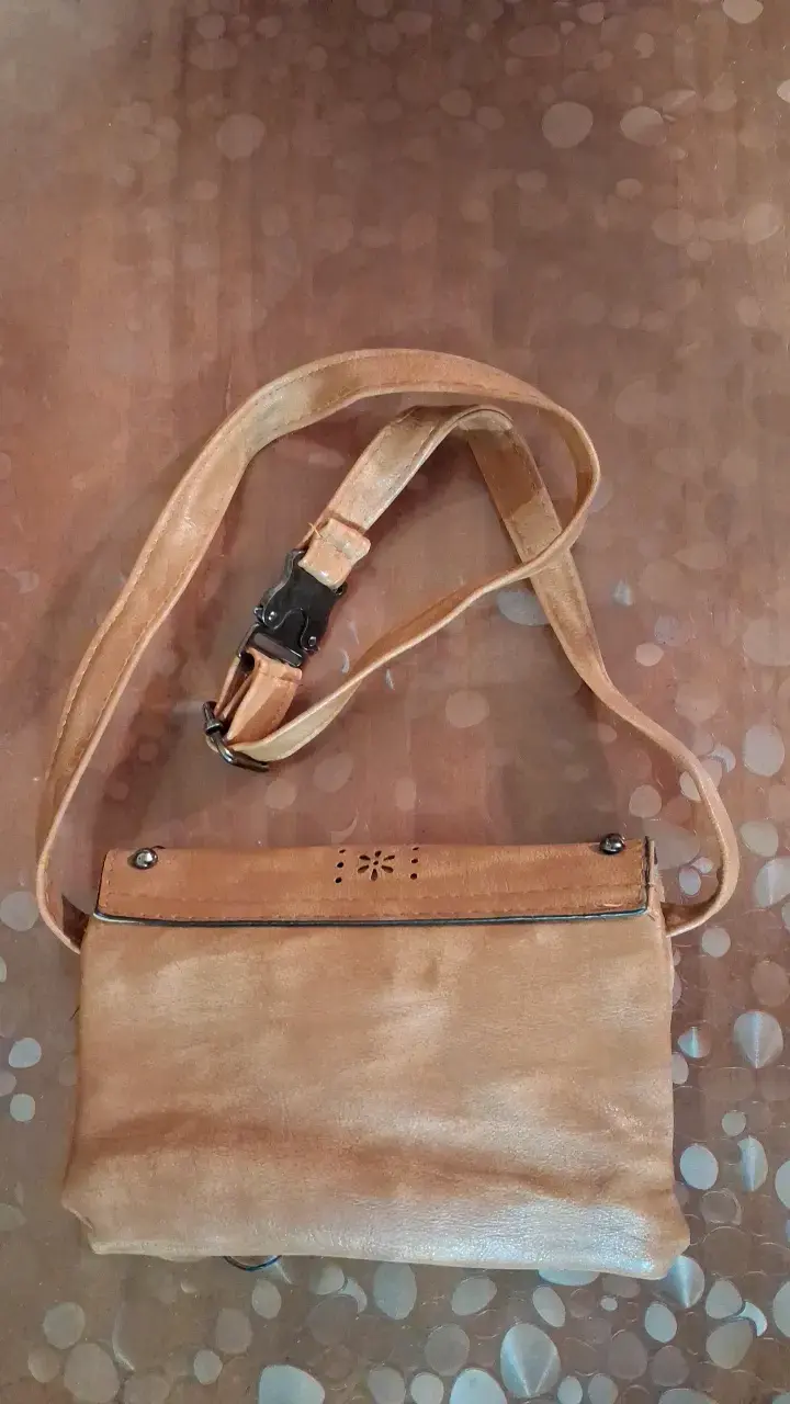 Cartera bandolera de cuero marrón con tachas - 2