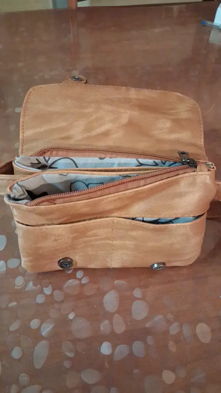 Cartera bandolera de cuero marrón con tachas - 3