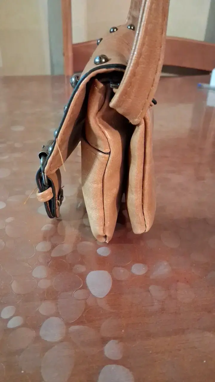 Cartera bandolera de cuero marrón con tachas - 4