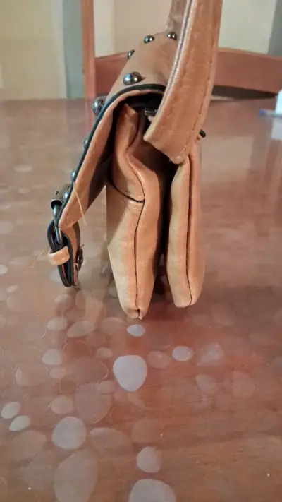 Cartera bandolera de cuero marrón con tachas - miniatura 4
