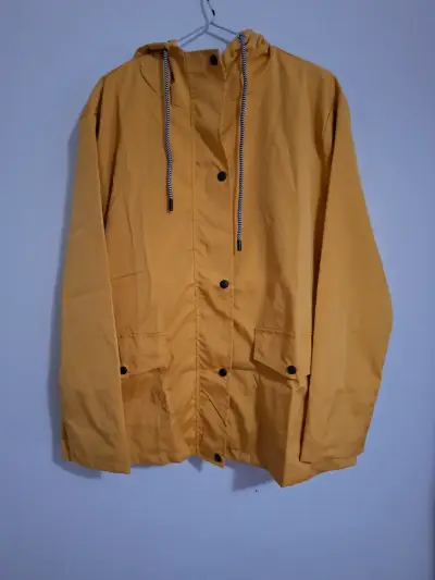 Chaqueta impermeable amarilla con capucha - miniatura 1