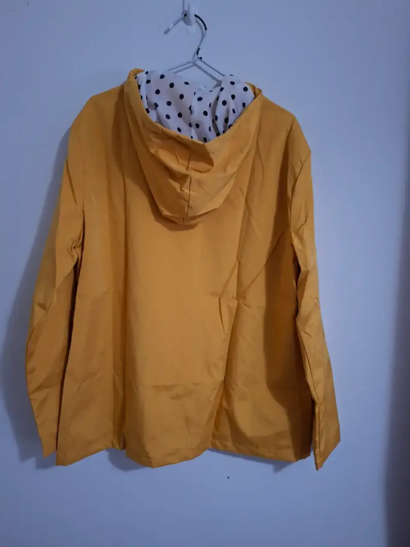 Chaqueta impermeable amarilla con capucha - 2