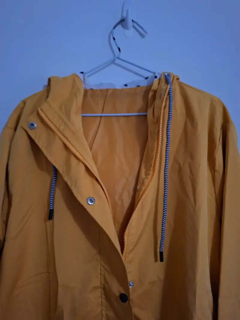 Chaqueta impermeable amarilla con capucha - 3