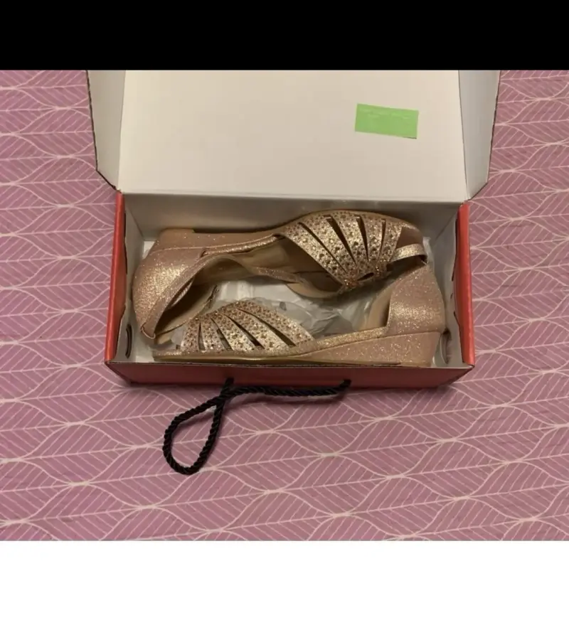 Sandalias doradas brillantes para fiesta - 1