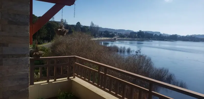 En Villarrica, orilla del Lago, se vende depto 3 d - 3