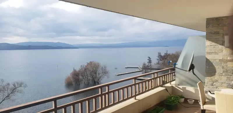 En Villarrica, orilla del Lago, se vende depto 3 d - 6