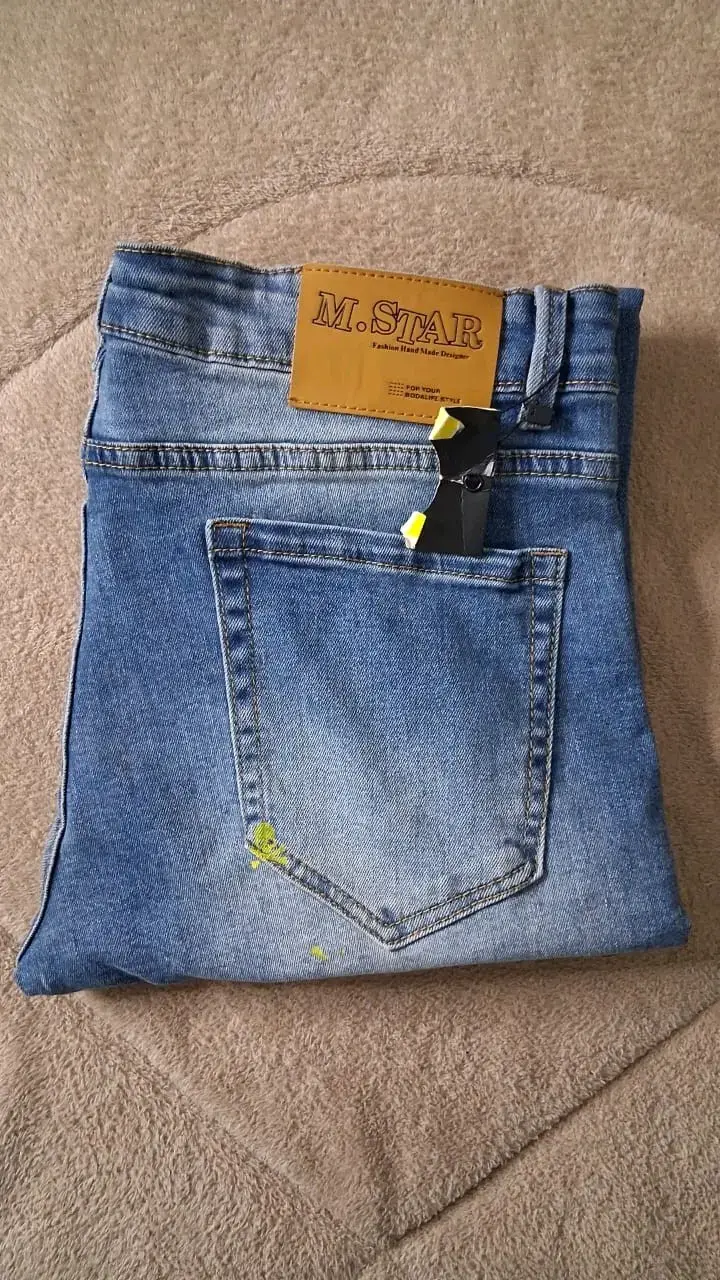 Jeans azul con diseño de calaveras coloridas - 3