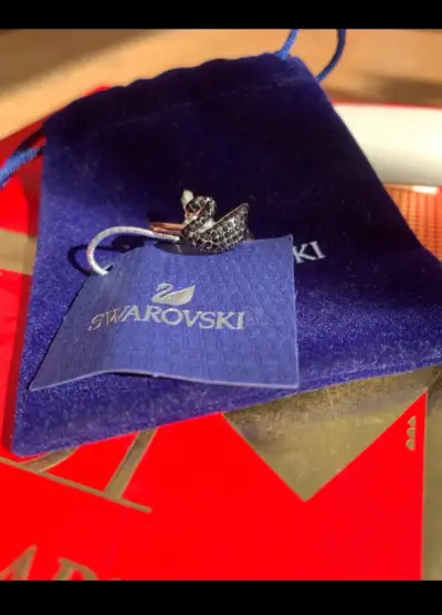 Anillo Swarovski con diseño de cisne - miniatura 1