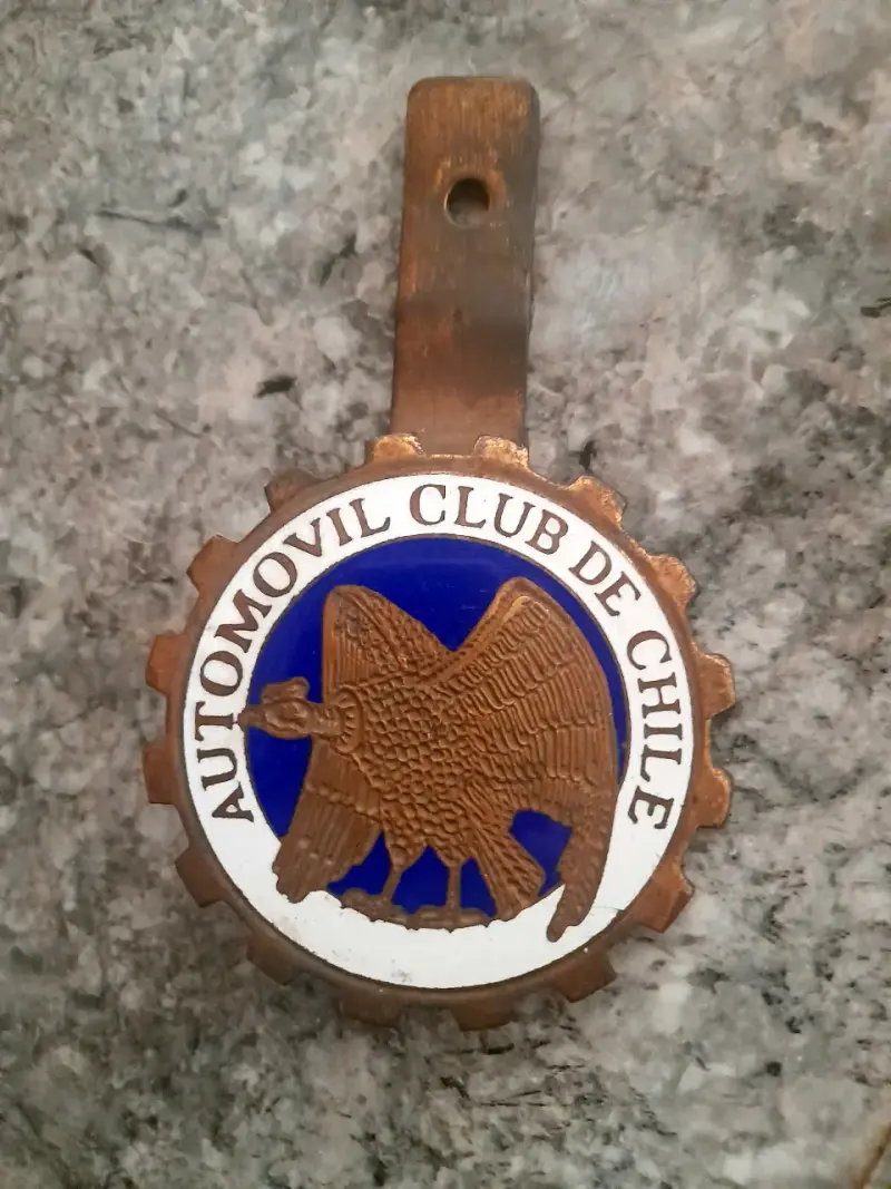 ANTIGUA INSIGNIA AUTOMOVIL CLUB CHILE - 2