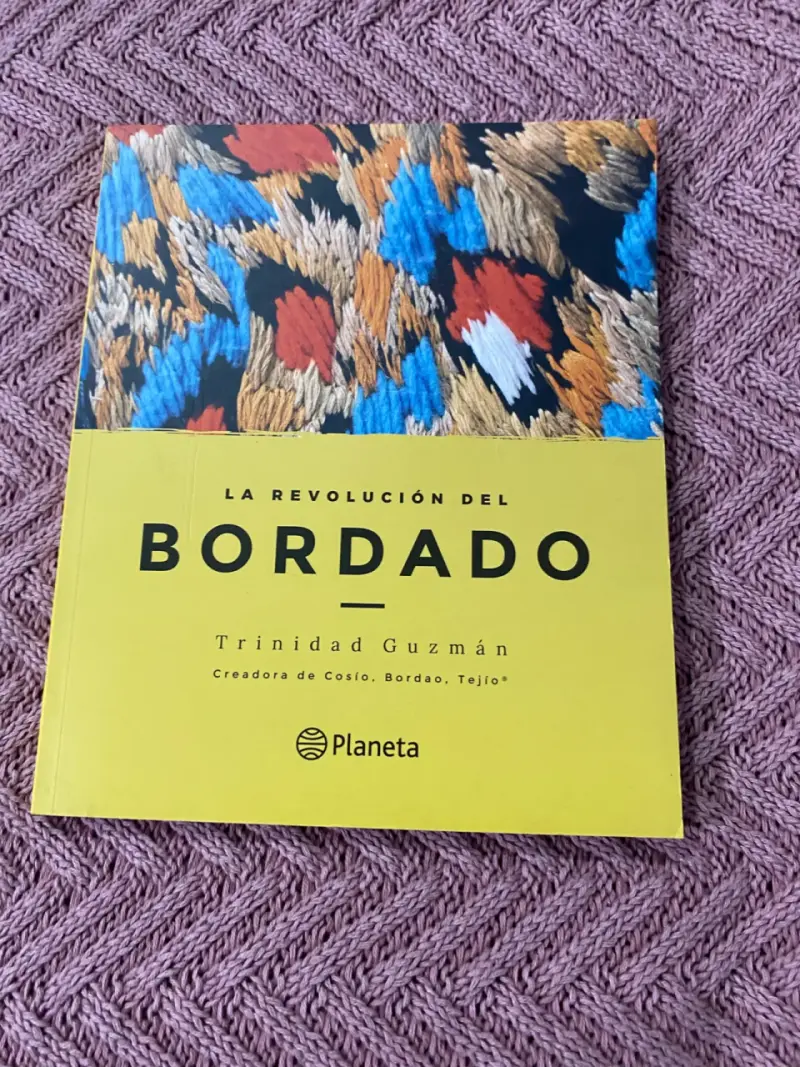 Libro La Revolución del Bordado por Trinidad Guzmán - 1
