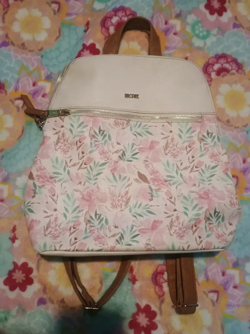 Mochila floral beige y rosa con diseño elegante - 1