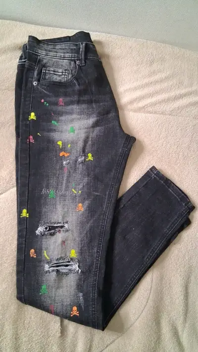 Jeans oscuros con diseño de calaveras coloridas - miniatura 1