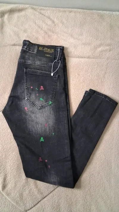 Jeans oscuros con diseño de calaveras coloridas - miniatura 2