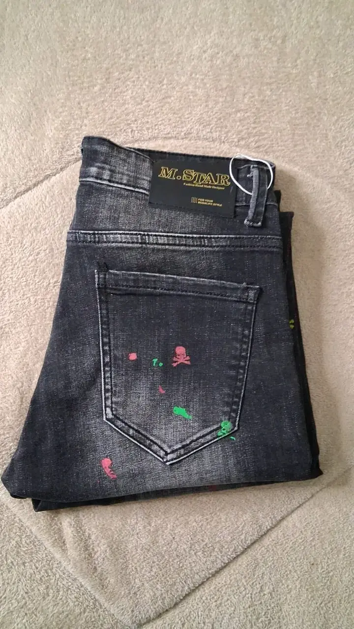 Jeans oscuros con diseño de calaveras coloridas - 3