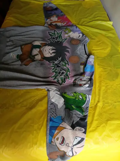 Polerón anime con diseño de personajes - miniatura 1