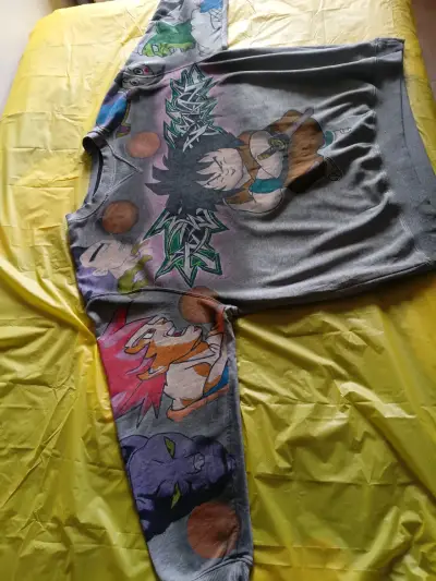 Polerón anime con diseño de personajes - miniatura 3