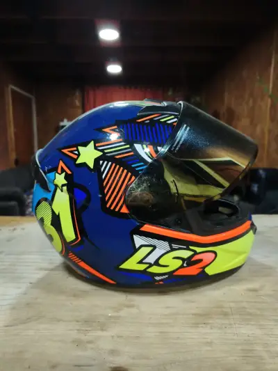 Casco de moto LS2 con diseño colorido - miniatura 1