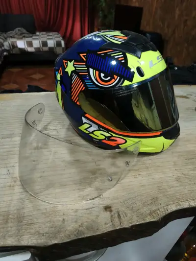 Casco de moto LS2 con diseño colorido - miniatura 2