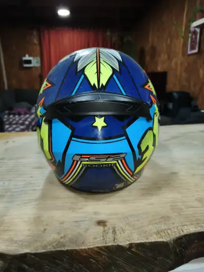 Casco de moto LS2 con diseño colorido - miniatura 3