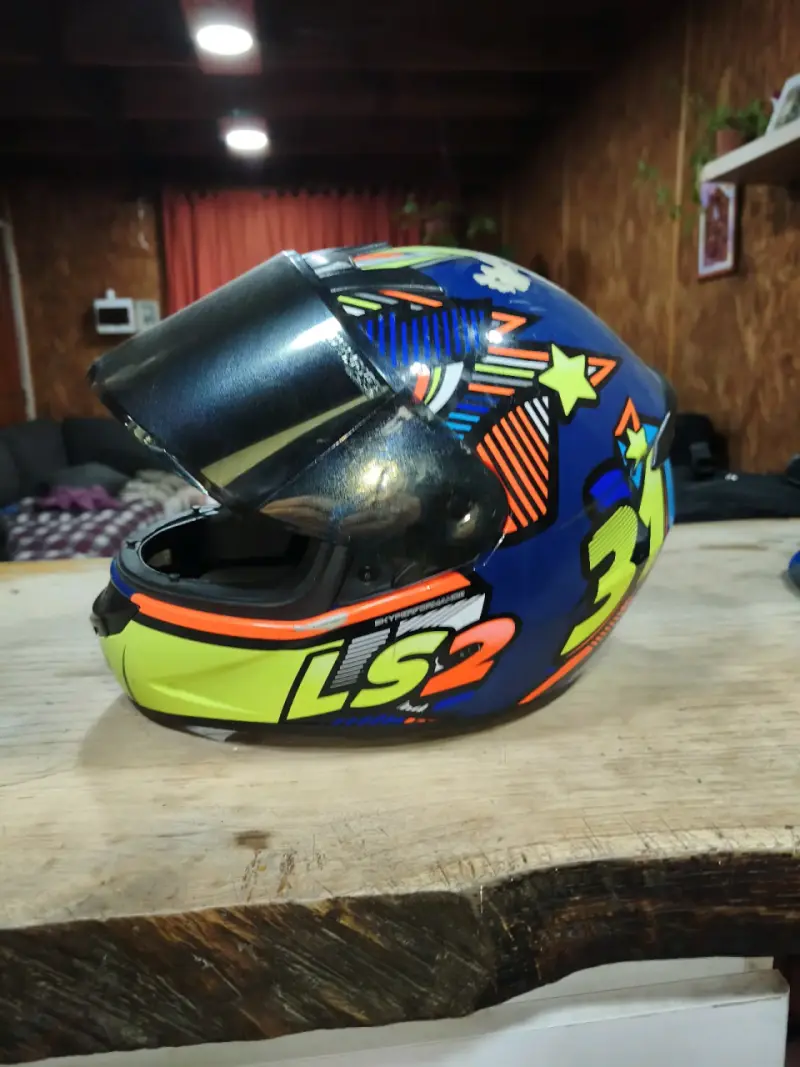 Casco de moto LS2 con diseño colorido - 4