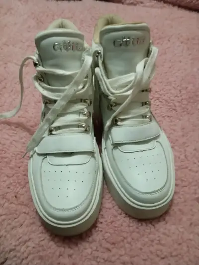 Zapatillas urbanas blancas con detalles metálicos - miniatura 1