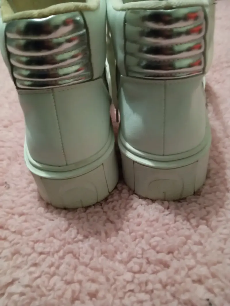 Zapatillas urbanas blancas con detalles metálicos - 2