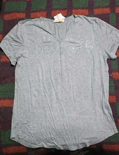 Polera gris con corazones y detalles brillantes - miniatura 1