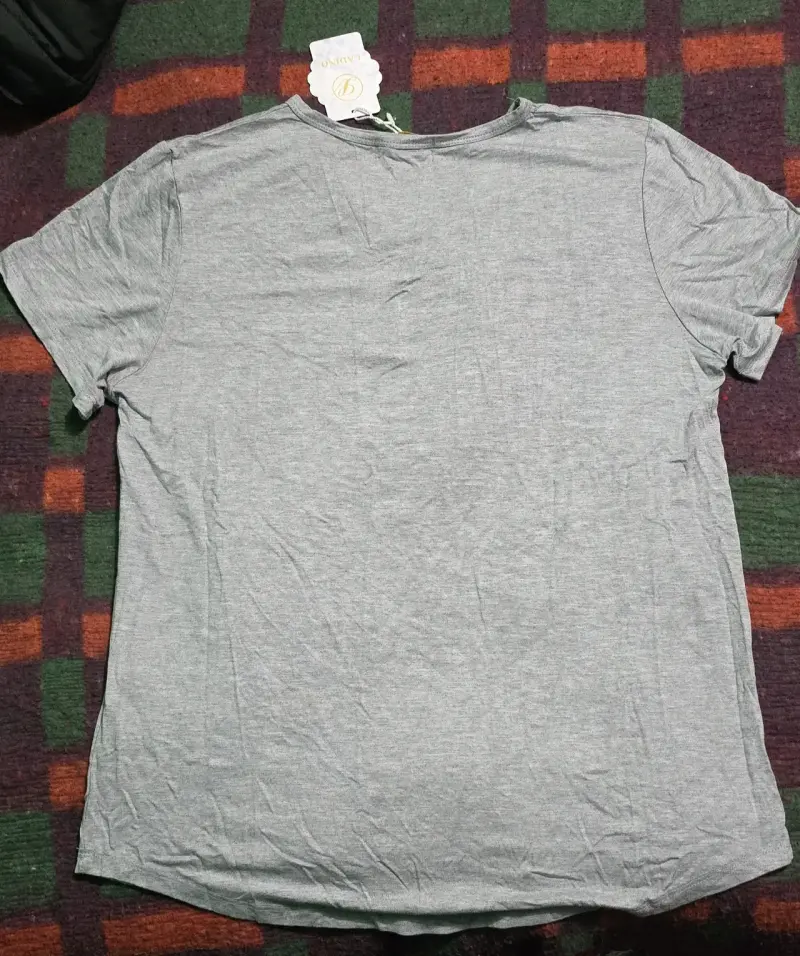 Polera gris con corazones y detalles brillantes - 2